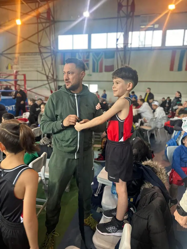 Gabriel Stan cu brațul pe umărul sportivului