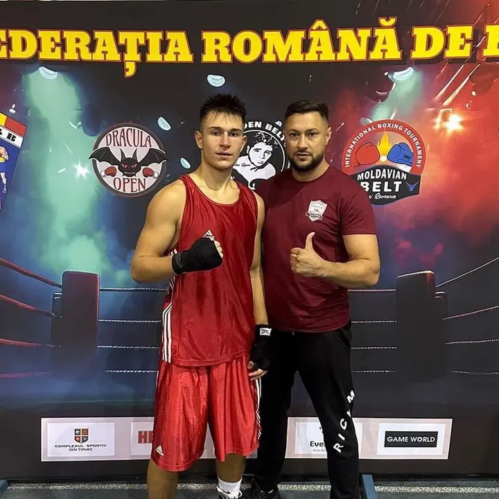 Gabriel Stan și un tânăr boxer la Federația Română de Box