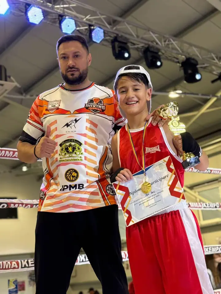 Gabriel Stan alături de o sportivă medaliată
