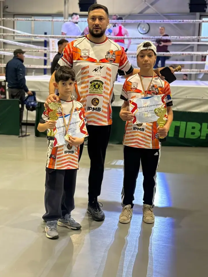 Gabriel Stan alături de două sportive în echipament de box