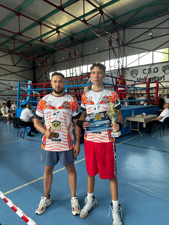 Gabriel Stan alături de doi sportivi în sala de competiție