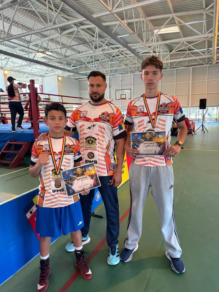 Gabriel Stan și doi tineri boxeri echipați pentru competiție