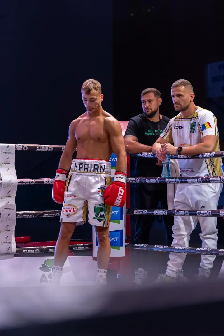 Boxer și echipă fotografiați după meci