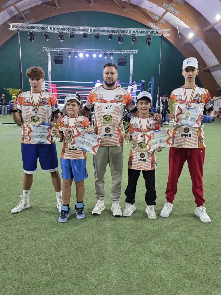Echipă de box cu medalii și diplome