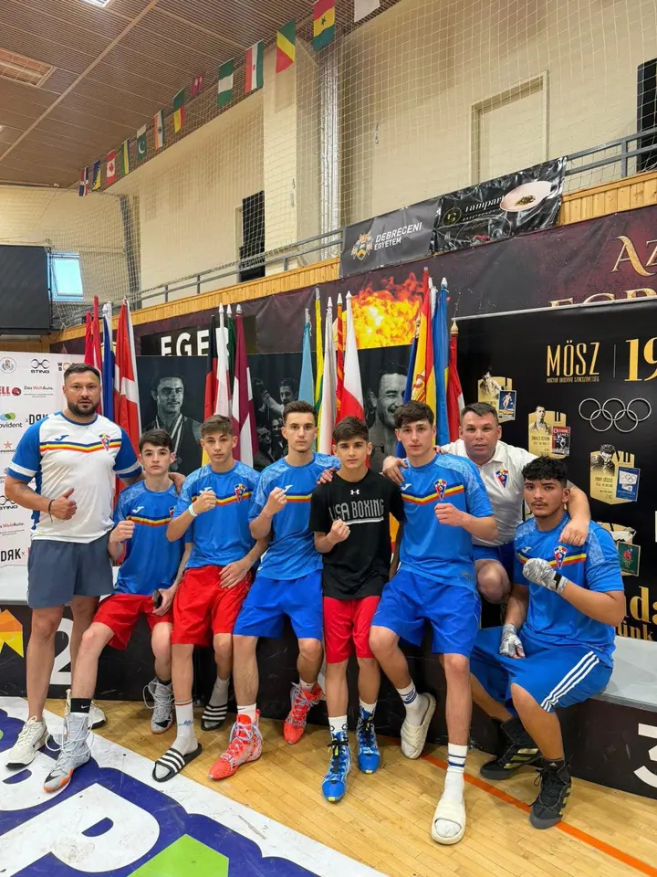 Sportivi tineri reuniți lângă podium