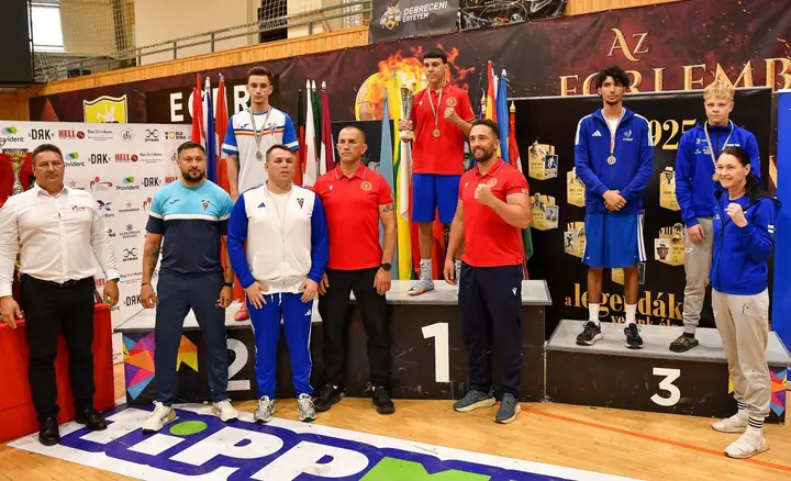 Grup de sportivi medaliați și antrenori