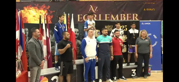 Premiere de box cu sportivi pe podium