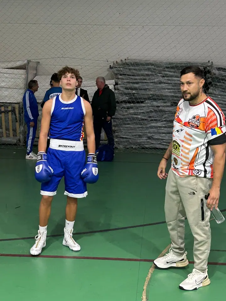 Sportivă echipată de box discutând cu Gabriel Stan