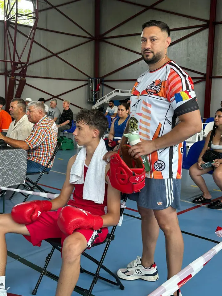Gabriel Stan pregătind un sportiv la marginea ringului