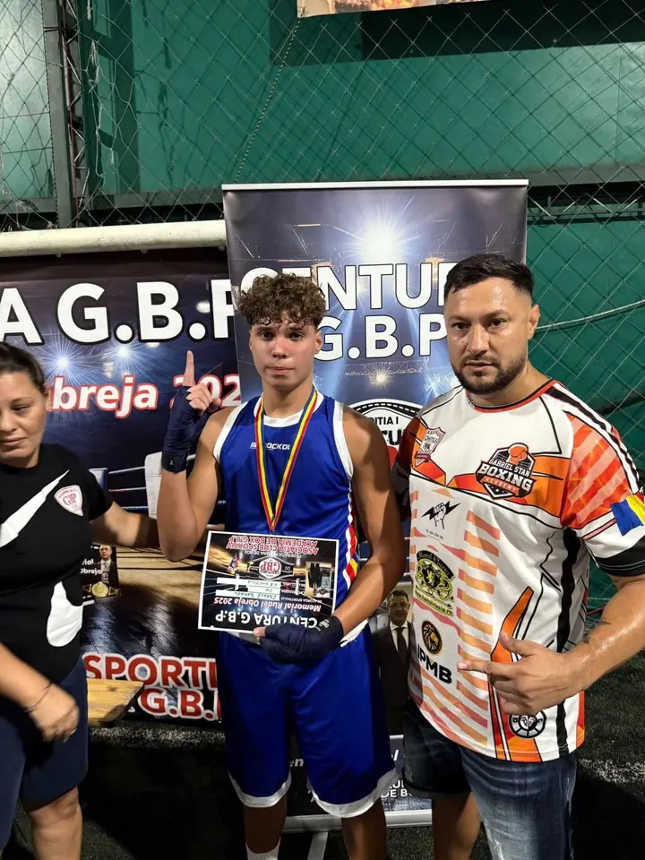 Tânăr boxer cu trofeu alături de Gabriel Stan