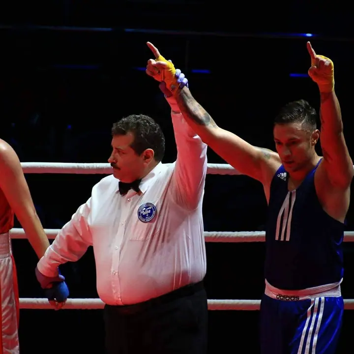 Victorie celebrată în ring după un meci de box